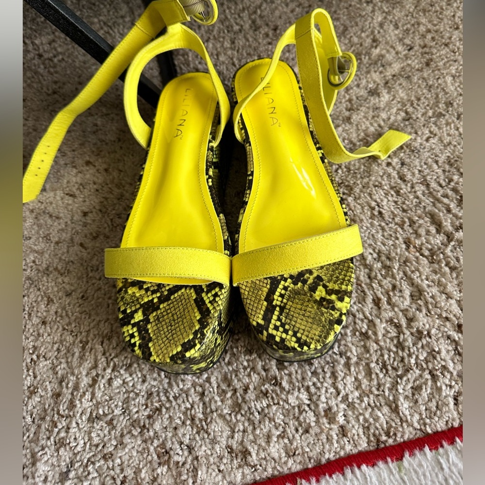 Neon, yellow/green snakes platform, skin sandals